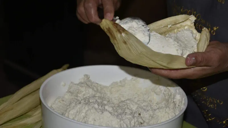 La masa se coloca en las hojas de tamal.